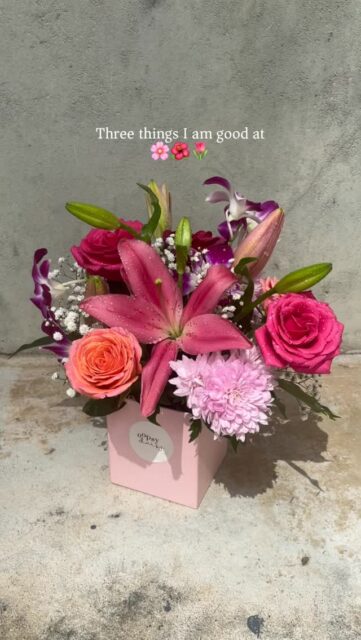 Three things I am really good at when being a florist.

#oopsydaisyflowers #flower #flowerbouquets