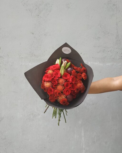The sweetest bouquet of the season! ❤️✨ A stunning blend of fresh rambutan and mangosteen, beautifully arranged to make every gift extra special. Tropical, unique, and delicious; summer's most talked-about fruit bouquet! 🌿🍈

#RambutanBouquet #Mangosteen #Rambutan #FruitBouquet #TropicalFruit #EdibleBouquet #SummerGift #FreshFruit #UniqueGift #HealthyGift #TropicalVibes #FruitLovers #GiftWithLove #SeasonalFruits #SriLanka