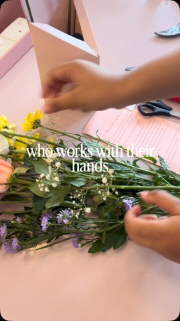 Flowers and hands

#flowers #hands #makeflowers