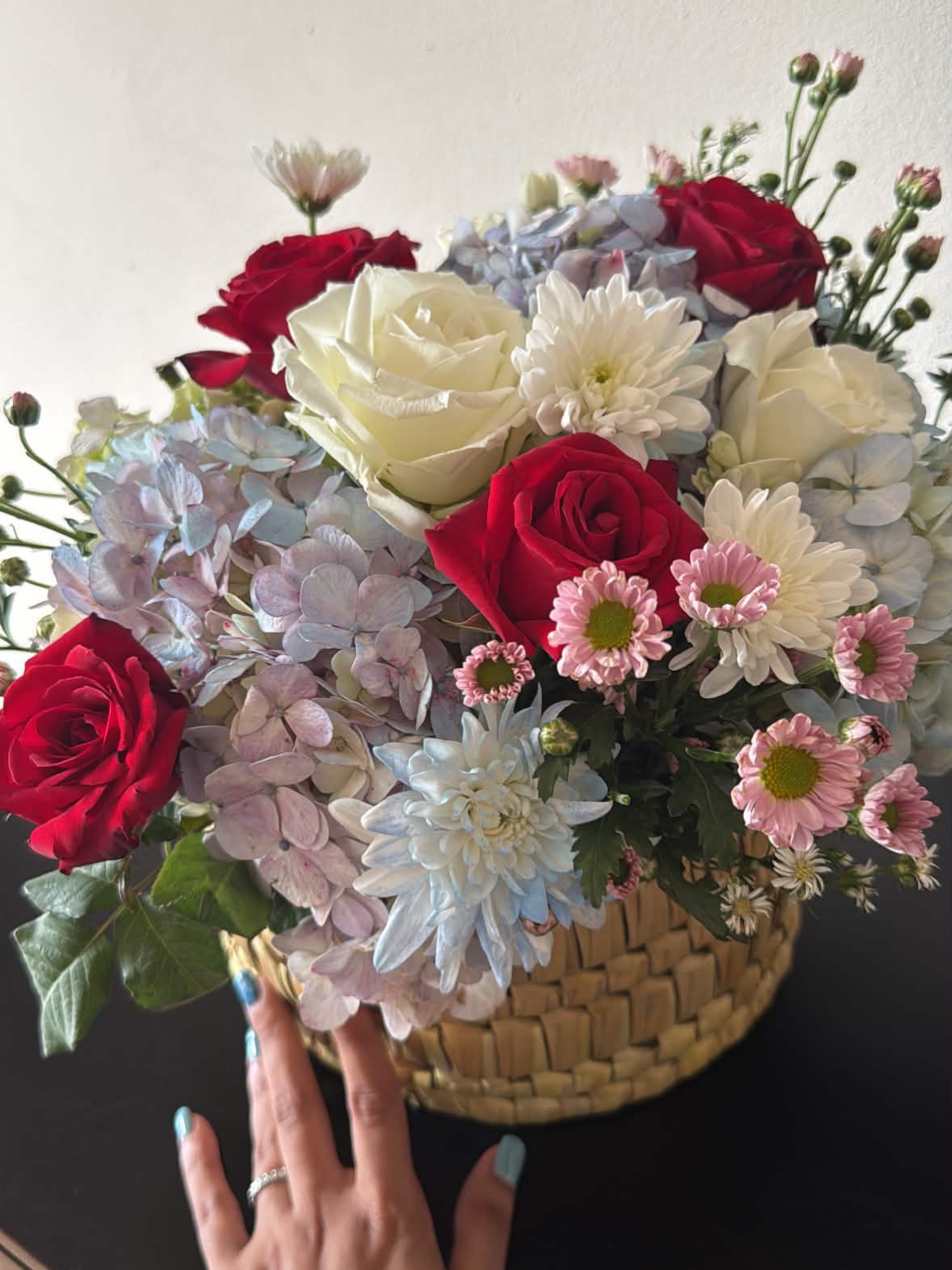 Blooms for every occasion. Our signature rattan basket with fresh blooms.
#flowers #bloom #september #freshblooms